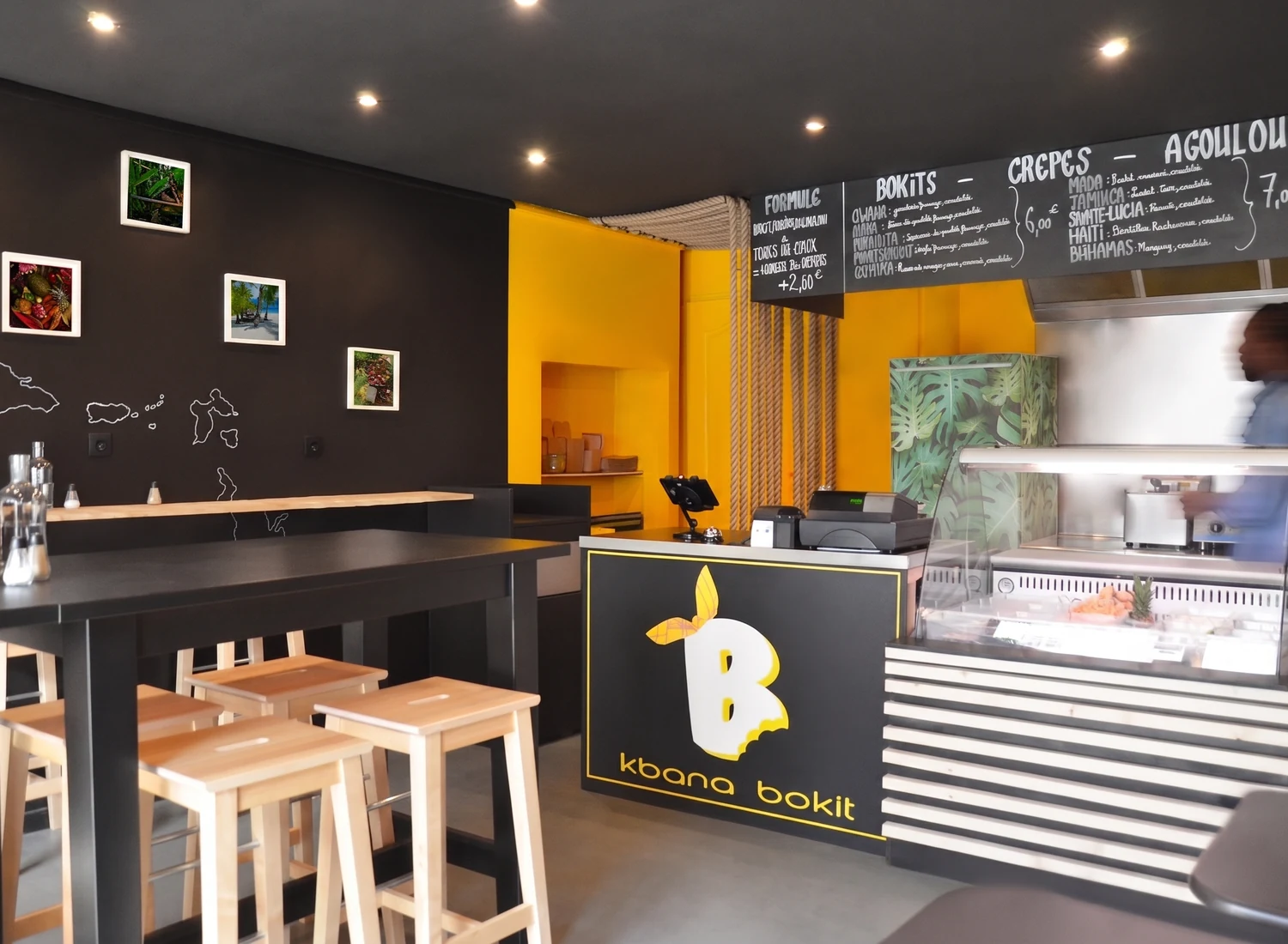 Architecte réhabilitation restaurant à Rezé : comptoir de commande et carte des Antilles du restaurant caribéen Kbana Bokit