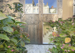 Extension d'une maison ancienne à Nantes en secteur classé, avec création d'une cage d'escalier extérieure