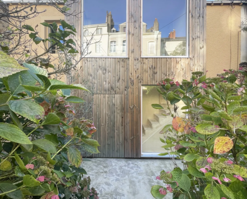 Extension d'une maison ancienne à Nantes en secteur classé, avec création d'une cage d'escalier extérieure