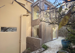 Extension bois d'une maison ancienne à Nantes en secteur classé, vue depuis le jardin