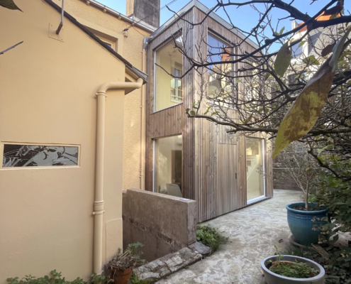Extension bois d'une maison ancienne à Nantes en secteur classé, vue depuis le jardin