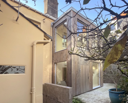 Façade en bardage bois d'une extension de maison ancienne à Nantes, secteur classé