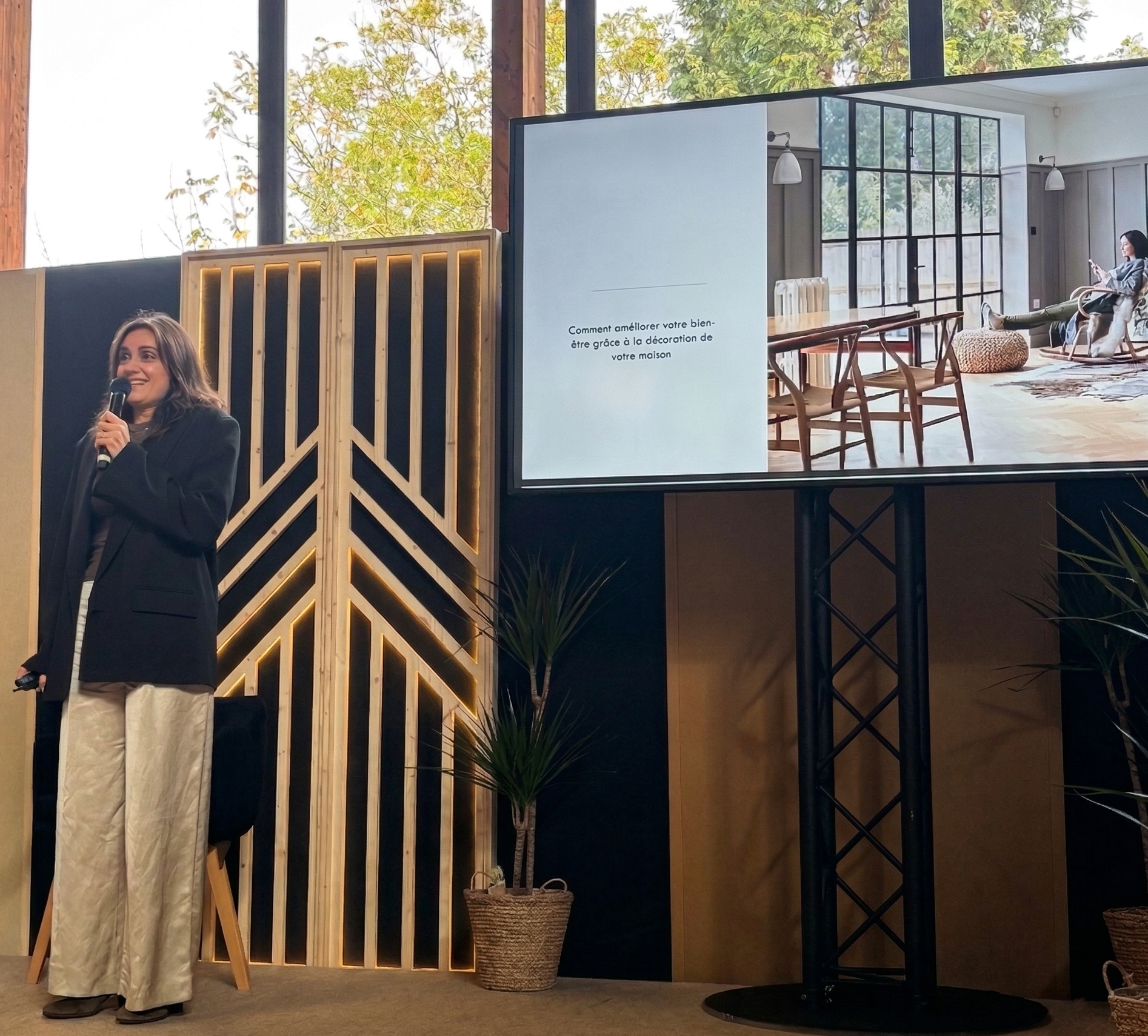 Georgia Crozet, architecte d'intérieur spécialisée en neuroarchitecture, animant une conférence sur l'impact de l'aménagement sur le bien-être.