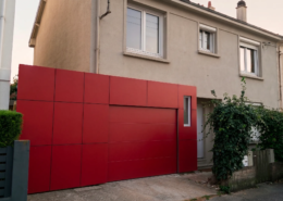Extension de garage en bardage Fundermax rouge, façade sur rue à Nantes