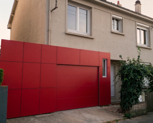 Extension de garage en bardage Fundermax rouge, façade sur rue à Nantes