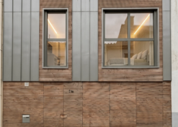 Détail de la façade en bardage bois agricole associé à un habillage zinc, maison au Pellerin
