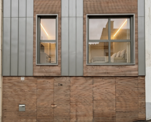 Détail de la façade en bardage bois agricole associé à un habillage zinc, maison au Pellerin
