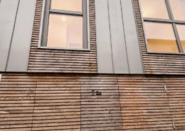 Vue de face d'une maison à façade en bardage bois agricole et habillage zinc, Le Pellerin (44)