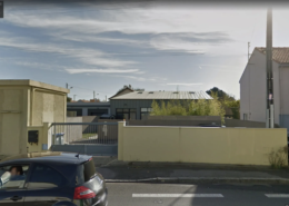 Façade en zinc de l'ancien hangar, réhabilitation en loft, à Bouguenais