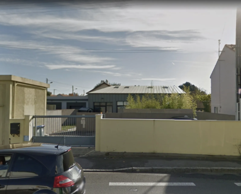 Façade en zinc de l'ancien hangar, réhabilitation en loft, à Bouguenais