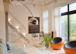 Salon d'un loft à l'esprit industriel, réhabilitation d'un ancien hangar à Bouguenais