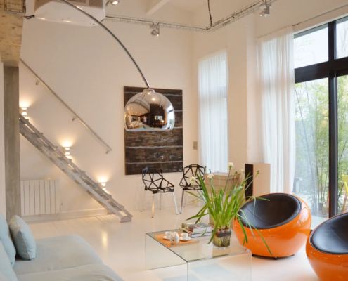 Salon d'un loft à l'esprit industriel, réhabilitation d'un ancien hangar à Bouguenais