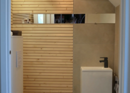 toilette habillé de bois clair, loft aménagé dans un ancien hangar à Bouguenais