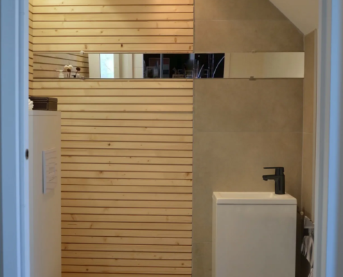 toilette habillé de bois clair, loft aménagé dans un ancien hangar à Bouguenais